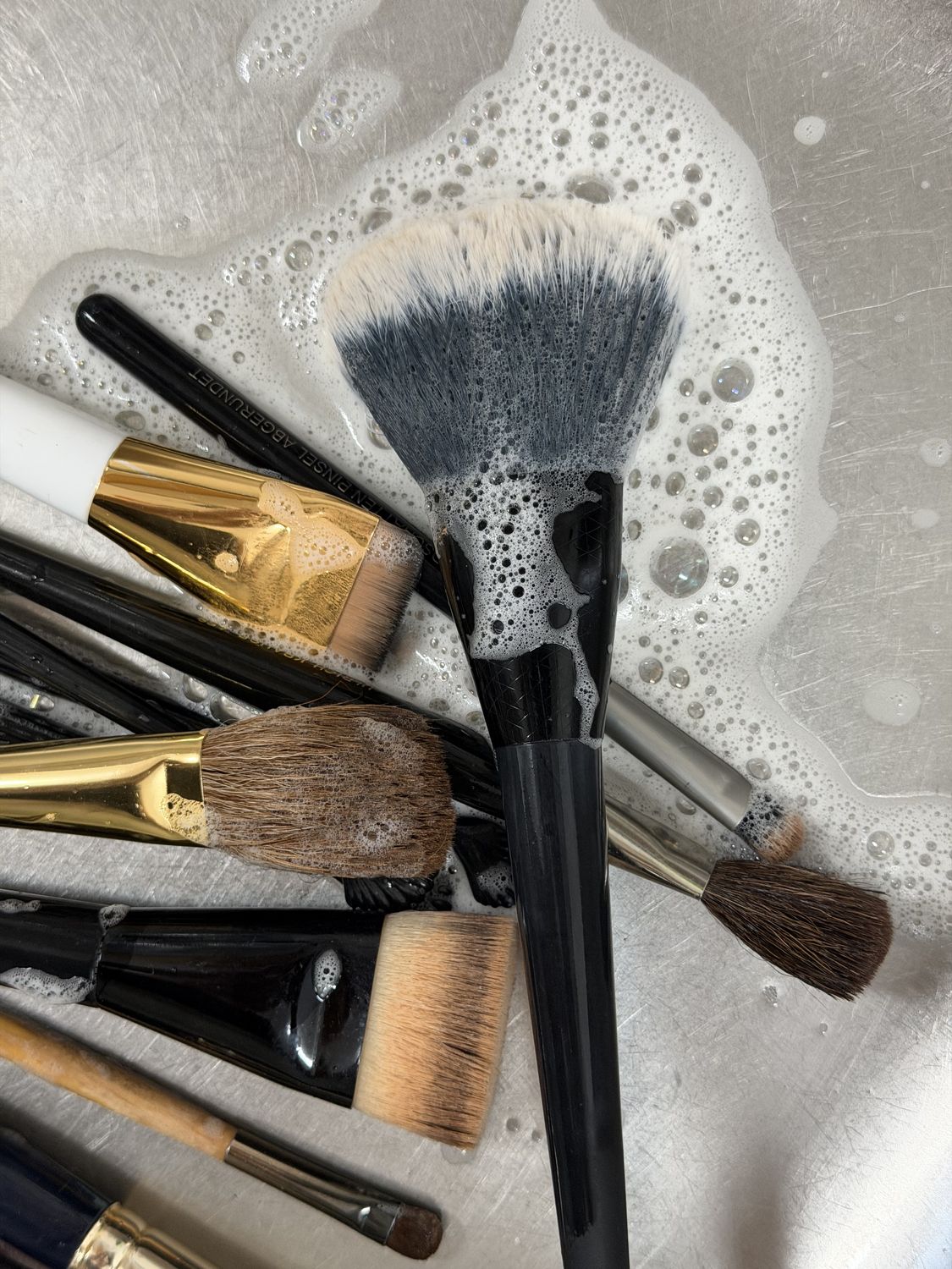 Make-up Pinsel werden gereinigt