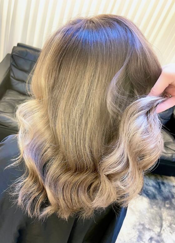Blonde Balayage mit Wellen