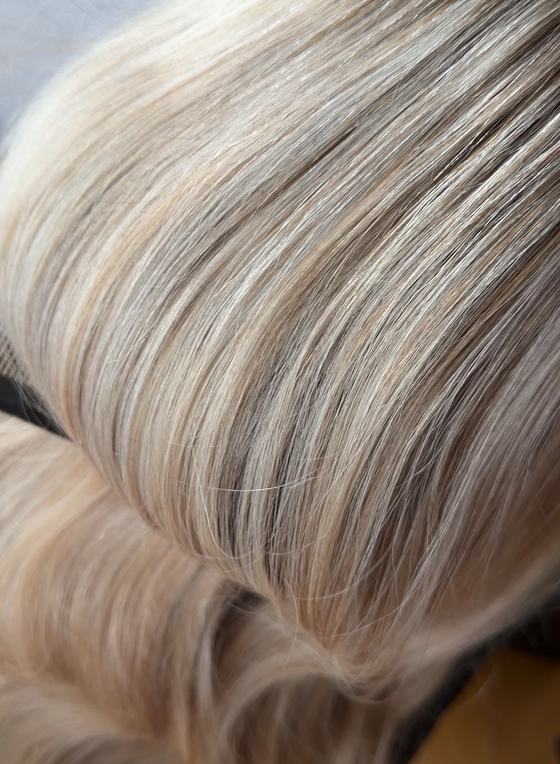 Kühles Blond, glatt geföhnt