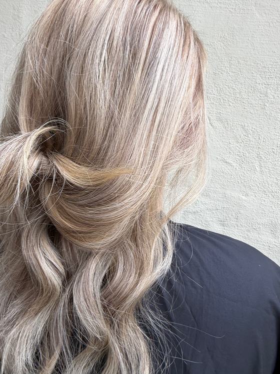 Blonde Strähnen mit Wellen